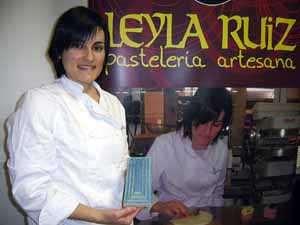 Leyla Ruiz con su turrón de Gin Tónic
